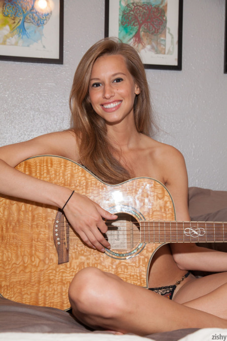 Delightful babe Geri Burgess plays the guitar & teases with her natural body
