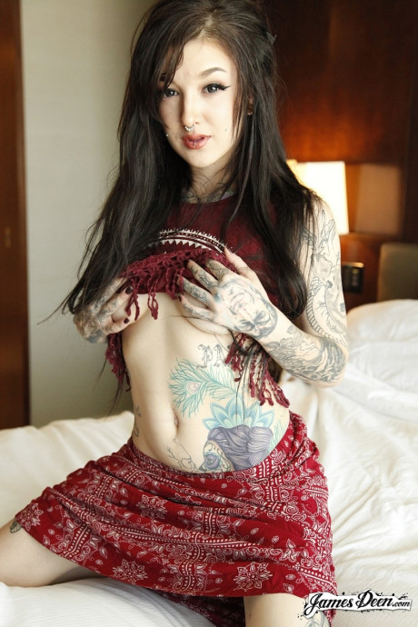 Pale tattooed emo skank gf lady Kelsi Lynn flaunts her colorful curves & spreads cunt