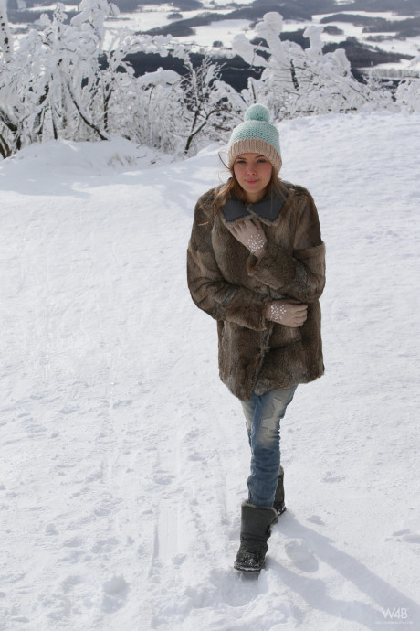 Slender glamorous babe Clover teasing undressed outdoors in the snow