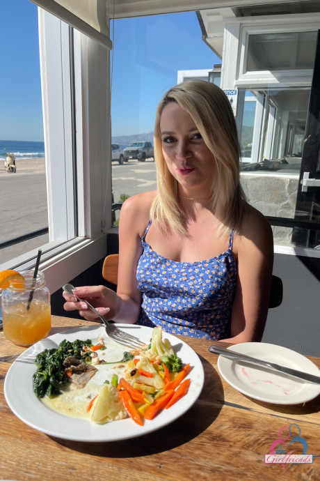 Fine amateur Madison Summers spreads her delicious pussy up close on her bed