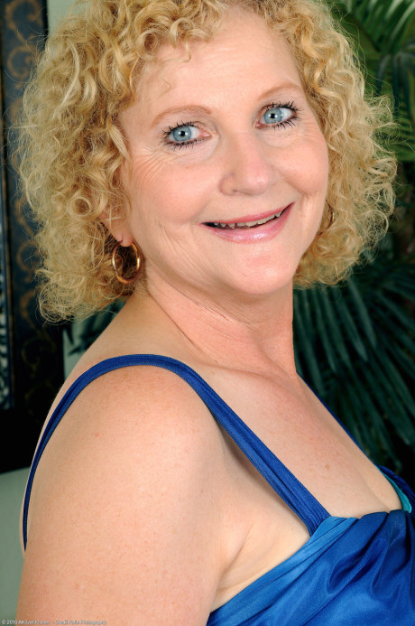 Cougar blondie Sandi exposes her massive boobs and poses in pantyhose & sandals