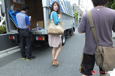 Japanese babe Tomomi Matsuda gives a handjob & oral sex to a stranger in public