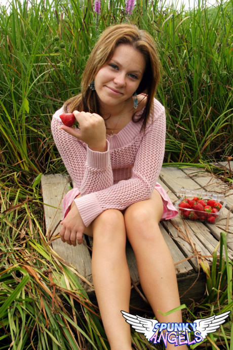 First timer expose her shaved vagina with a no panty upskirt in the marsh