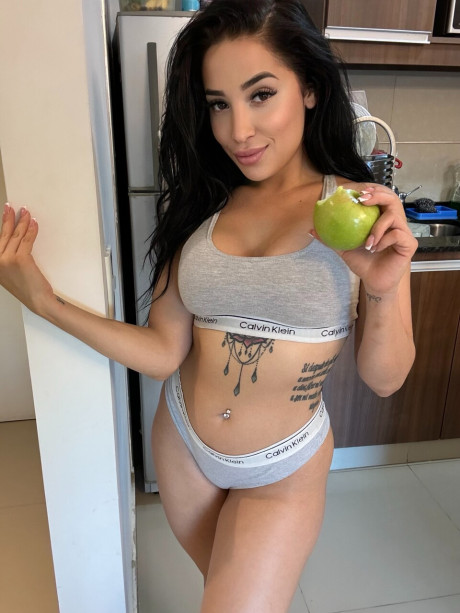 OnlyFans stunner Valentina Romeroo flaunts her curves in her undies