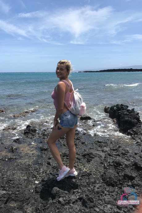 Amateur girlfriend Carolina Sweets flaunts her charming yummy petite body outdoors