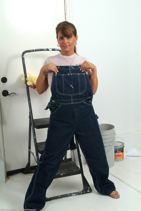 MILF painter with a giant butt Veronika strips and masturbates at work