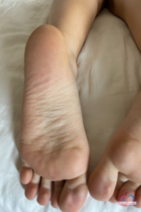 Amateur girlfriend Maria Kazi flaunts her hot love holes in the morning