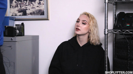 Shoplyfter Skylar Vox, Peter Green