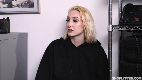 Shoplyfter Skylar Vox, Peter Green